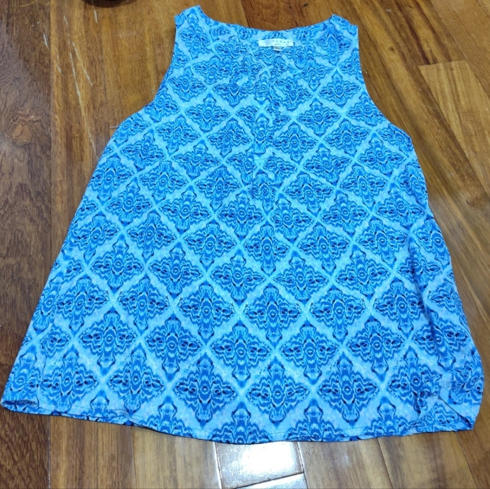 Blue Boxy Tank Top with Geometric Pattern kenar